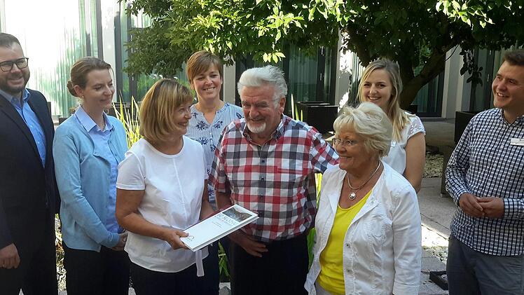 Glückwünsche zum Verlosungsgewinn und gleichzeitig zum 80. Geburtstag sprachen Edgar Wiedenmann (Bildmitte) die Akteure der Bad Brückenauer Tourismus Connection aus. Unser Foto zeigt (von links) Matthias Grief, Sandra Huerga-Kanzler. Karin Bauer, Kathrin Romeis-Merten, Edgar Wiedenmann, Natascha Wiedenmann, Vanessa Klaus und Jonathan Kirchner. Foto: Rolf Pralle