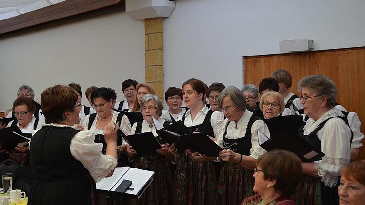 Der Landfrauenchor umrahmt den Nachmittag mit seinen Liedern. Foto: Gabi Bertram