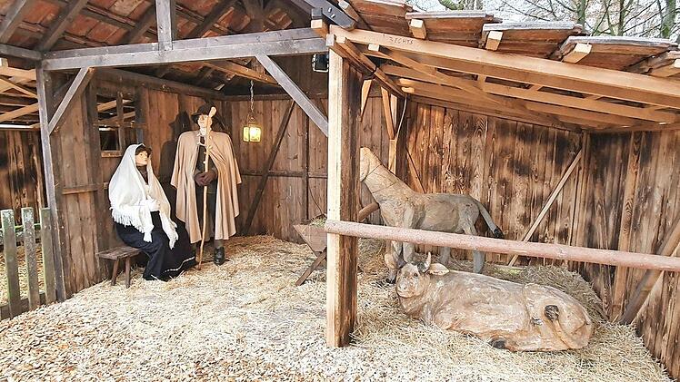 Die lebensgro&szlig;e Krippe in Mitwitz. Ochs und Esel hat uns Silvio Ukat aus Glauchau in Sachsen geschnitzt.