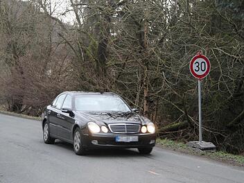 Tempo 30 in der Hainbergstraße - die Anwohner möchten, dass sich alle Verkehrsteilnehmer daran halten. Foto: Sonny Adam