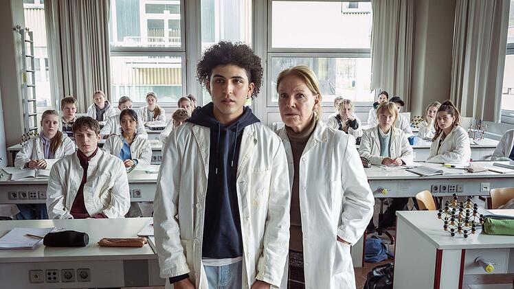 Sxh&uuml;ler Waldi (Lukas von Horbatschewsky, links) wird von Lehrerin Gabi Trautstein (Mariele Millowitsch) nach vorne gebeten.