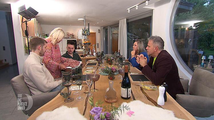 Die Gäste dürfen sich ihr Kalbssteak vorab aussuchen. Dass Betty die Steaks dann mit den Händen umsortiert, findet Morris jedoch bedenklich.