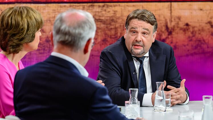 Dennis Radtke von der CDU erteilte einer Zusammenarbeit mit der AfD eine klare Absage: Die Brandmauer sei kein Instrument, um Feuer zu bek&auml;mpfen, sondern eine Sicherheitsvorkehrung, damit das Feuer nicht &uuml;bergreife.
