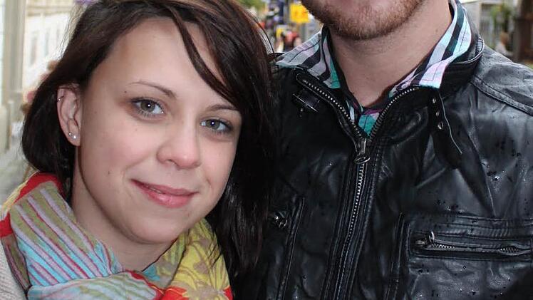 Carina Bauer, Lukas Stadler (beide 22 und aus Hammelburg): "Wir finden die Zeitumstellung eigentlich ganz gut, weil es im Sommer abends länger hell ist und man da einfach viel mehr vom Tag hat. Dass wir Samstag auf Sonntag eine Stunde geschenkt bekommen, freut uns sehr. Dann können wir auch eine Stunde länger feiern."