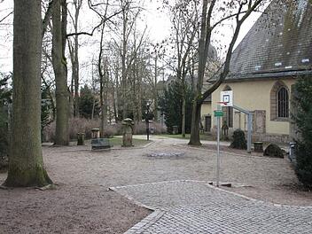 Blick in den ehemaligen Salvatorfriedhof, jetzt Grünanlage und teilweise Pausenbereich des Gymnasiums Albertinum. Foto: Simone Bastian