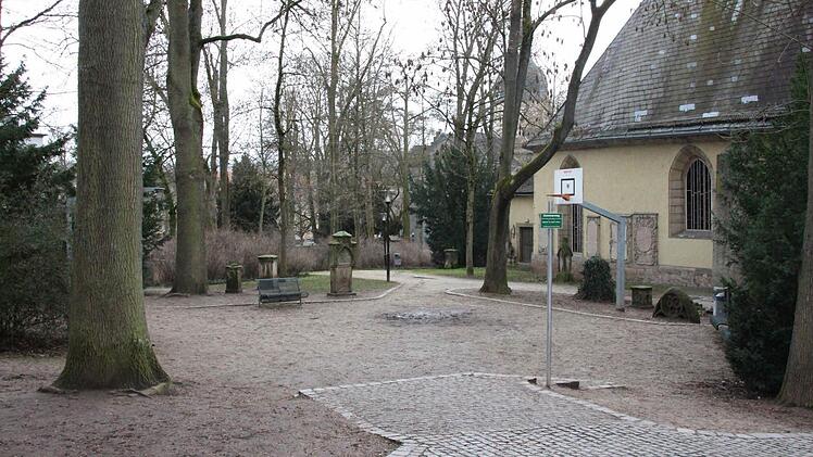 Blick in den ehemaligen Salvatorfriedhof, jetzt Grünanlage und teilweise Pausenbereich des Gymnasiums Albertinum. Foto: Simone Bastian