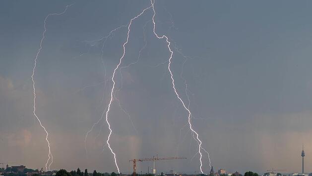 Gewitter &uuml;ber N&uuml;rnberg. Foto: News5/Grundmann