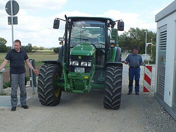 Der Traktor passt schon kaum durch, ein Mähdrescher wäre sogar noch breiter. Alfons und Peter Schleid zeigen, wie eng es in der Nutzung werden kann.  Fotos: Manfred Welker