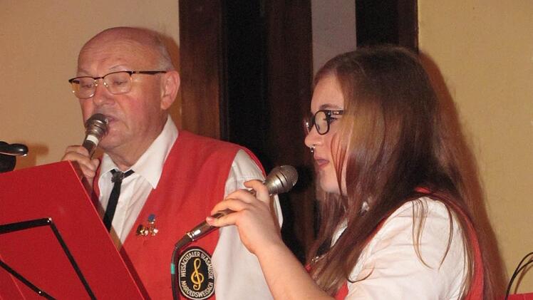 Willi Hohmann und Janina Elflein begrüßten als Gesangsduo die Gäste mit "Grüß Gott, ihr Freunde." Foto: Silvia Elflein