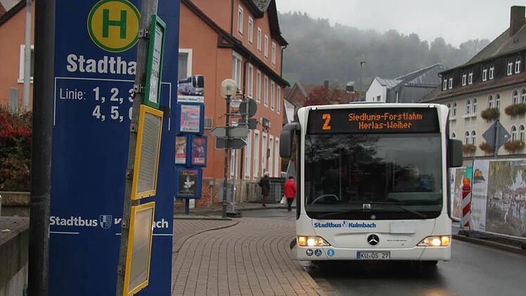 Die Stadt Kulmbach hat großen Wert darauf gelegt, dass die Stadthallenhaltestelle auch während der Bauphase angefahren wird. Doch das führt zu verlängerten Umlaufzeiten der Busse, die Taktung musste komplett neu geordnet werden. Foto: Sonny Adam