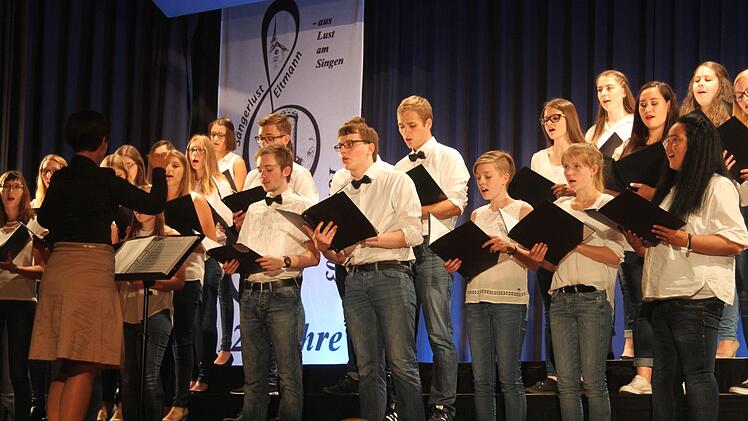 Großen Beifall erhielt der Jugendchor "Cantarella" mit Dirigentin Sonja Wissmüller.  Foto: Günther Geiling