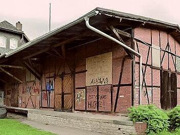 Verkaufsobjekt: Weil die Deutsche Bahn keine Verwendung mehr für den Güterschuppen am Bahnhof hat, wird das Gebäude jetzt versteigert. Als Erstgebot erhofft sich ein Berliner Auktionshaus 21 000 Euro. Foto: Auktionshaus Karhausen