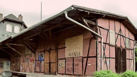Verkaufsobjekt: Weil die Deutsche Bahn keine Verwendung mehr für den Güterschuppen am Bahnhof hat, wird das Gebäude jetzt versteigert. Als Erstgebot erhofft sich ein Berliner Auktionshaus 21 000 Euro. Foto: Auktionshaus Karhausen