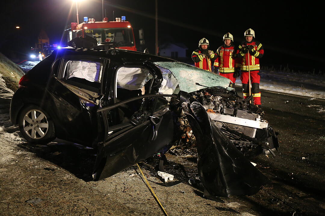 Autofahrerin bei Ahornberg fährt frontal gegen Baum