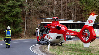Motorrad kollidiert mit Linienbus: Coburger stirbt bei Unfall in Th&uuml;ringen