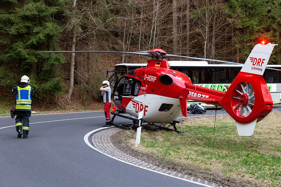 Motorrad kollidiert mit Linienbus: Coburger stirbt bei Unfall in Thüringen