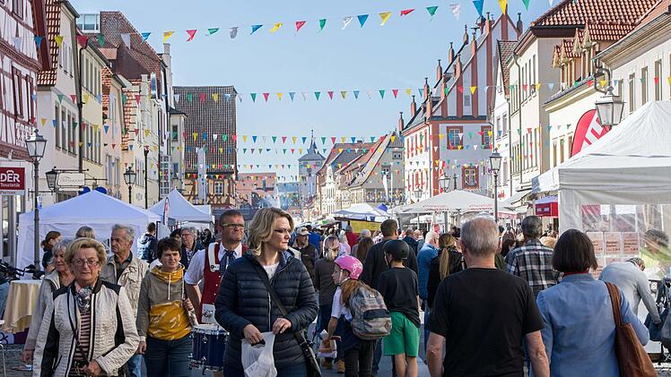 Mit strahlendem Sonnenschein begann das 41. Haßfurter Straßenfest am gestrigen Freitag.Ulrike Langer