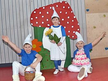 Eine Szene aus der vorjährigen Kinderbütt, von links Julian, Nina und Max Scherbel als Schlümpfe. Als was sie dieses Jahr in der Kinderbütt auftreten, bleibt noch eine Überraschung.  Foto: K.- H. Hofmann
