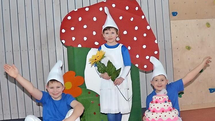 Eine Szene aus der vorjährigen Kinderbütt, von links Julian, Nina und Max Scherbel als Schlümpfe. Als was sie dieses Jahr in der Kinderbütt auftreten, bleibt noch eine Überraschung.  Foto: K.- H. Hofmann