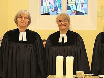 Zum Jahresende verließen Pfarrer Andreas Neeb und Pfarrerin Kathrin Neeb (von rechts) die Kirchengemeinde Gemünda, um in Ebersdorf neue Stellen anzutreten. Am Sonntag nach Weihnachten wurden beide in der Johanneskirche verabschiedet. Zukünftig wird hier Pfarrerin Birgit Paulmeier (Tambach) Gottesdienste halten, sie übernimmt die Vakanzvertretung. Dekanin Stefanie Ott-Frühwald (links) ließ das Pfarrersehepaar ungern ziehen.  Foto: Bettina Knauth