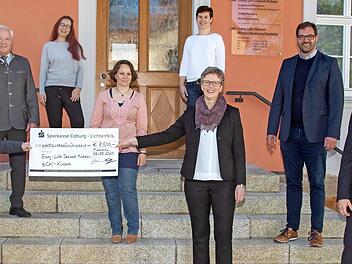 Viele der am eCn-Projekt beteiligten Personen waren dabei, als der symbolische Scheck über 8500 Euro übergeben wurde. Erste Reihe von links: Stefan Schneyer (Sparkasse), Dekanin Stefanie Ott-Frühwald, Markus Engel (Sparkasse), 2. Reihe v.l.: Helmut Fischer (stellvertretender Landrat), Lena Stahn (Sozialpädagogin), Dirk Rosenbauer (Bürgermeister), 3. Reihe v.l.: Christina Kuntz (Agentur für Arbeit), Susanne Fleuchaus (Schulkindbetreuung im Dekanat Michelau)  Foto: Klaus Gagel