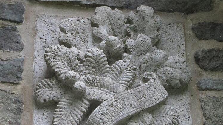 1925 wurde der neu erbaute Turm eingeweiht, wie diese Verzierung zeigt. Foto: Erich Olbrich