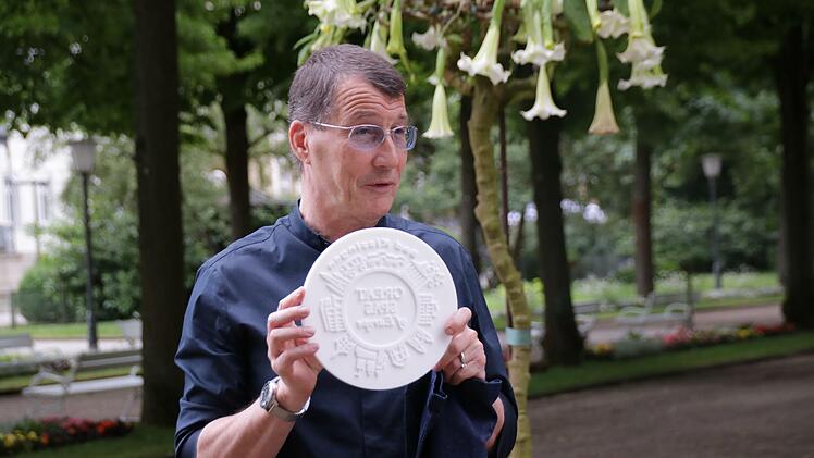 Künstler Malte Meinck hat der Schule weitere Druckplatten angefertigt. Foto: Benedikt Borst