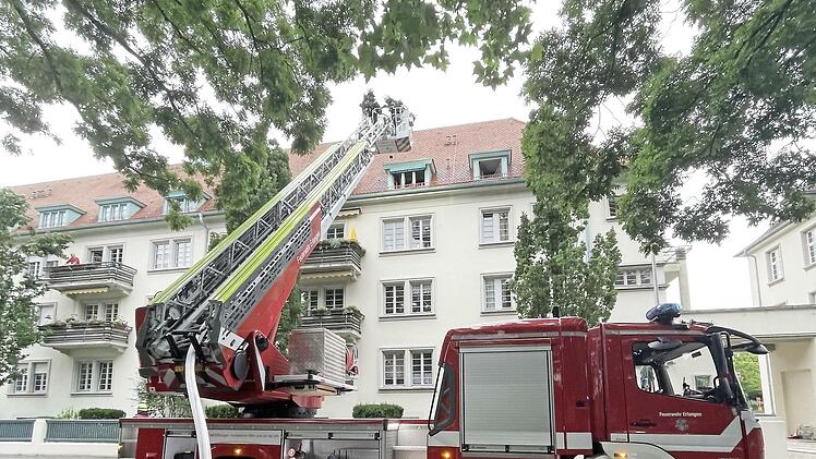 Mit der Drehleiter war die Feuerwehr vor Ort, um den Brand im Dachgeschoss zu löschen.