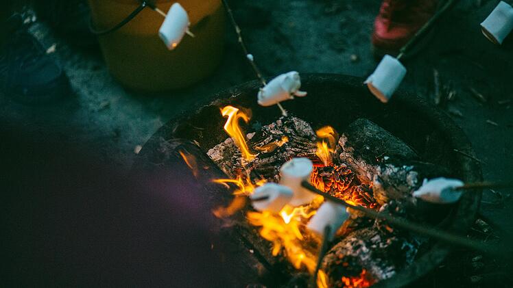 Marshmallows grillen am Lagerfeuer macht einen Camping-Ausflug unvergesslich.