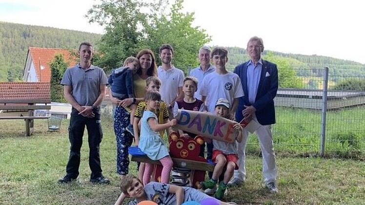 Neben den Kindern freuen sich auch (von links) Florian Wildenauer, Franziska Kaul, Johannes Olbrich, Jürgen Pfister und Willy Willeke vom Lions Club über die neue Federwippe am Spielplatz Obertor.