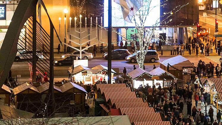 Kuriose US-Christkindlesmarkt-Kopie sorgt für Begeisterung - mit Nürnberger Bratwurst und Glühwein
