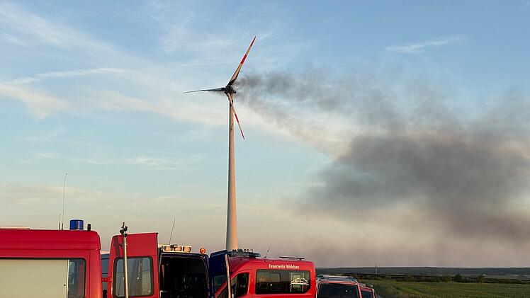 Windrad steht lichterloh in Flammen