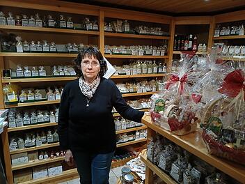 Martina Marsmann in ihrem Tee- und Gew&uuml;rzladen.