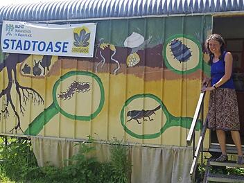 An der Stadtoase ist am Mittwoch Treffpunkt für eine Reise nach Afrika. Susanne Meier (rechts) zeigt den Kindern ein Stück Afrika. Foto: Archiv