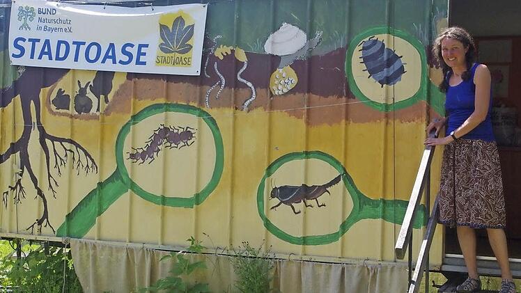 An der Stadtoase ist am Mittwoch Treffpunkt für eine Reise nach Afrika. Susanne Meier (rechts) zeigt den Kindern ein Stück Afrika. Foto: Archiv