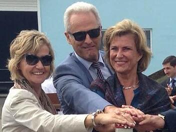 Zusammen mit Peter Ramsauer, Vorsitzender des Wirtschaftsausschusses im Bundestag, ist Dagmar Wöhrl in als Vorsitzende des Ausschusses für wirtschaftliche Zusammenarbeit und Entwicklung in Aserbaidschan. "Wir wollen zeigen, dass sich Entwicklungs- und Wirtschaftspolitik nicht ausschließen, sondern sich gegenseitig bedingen! Auf dem Bild eröffnen wir die von der KfW finanzierte 25km lange Göygöl-Wasserleitung, die ab jetzt die Stadt Gänjä mit seinen 70.000 Einwohnern versorgen wird!" Auf dem B...