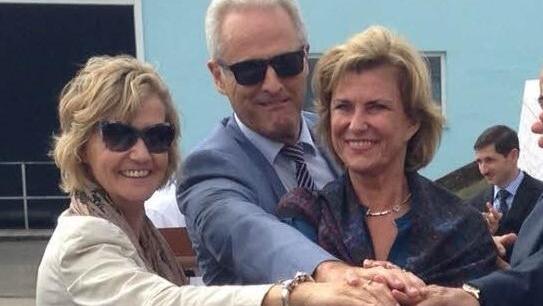 Zusammen mit Peter Ramsauer, Vorsitzender des Wirtschaftsausschusses im Bundestag, ist Dagmar Wöhrl in als Vorsitzende des Ausschusses für wirtschaftliche Zusammenarbeit und Entwicklung in Aserbaidschan. "Wir wollen zeigen, dass sich Entwicklungs- und Wirtschaftspolitik nicht ausschließen, sondern sich gegenseitig bedingen! Auf dem Bild eröffnen wir die von der KfW finanzierte 25km lange Göygöl-Wasserleitung, die ab jetzt die Stadt Gänjä mit seinen 70.000 Einwohnern versorgen wird!" Auf dem B...