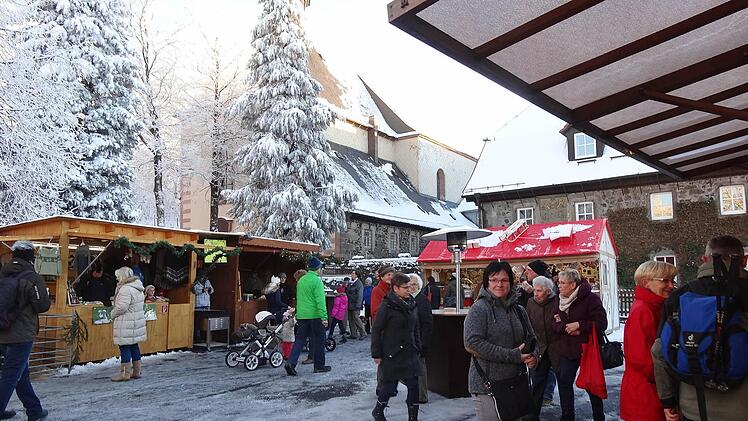 Der Adventsmarkt auf dem Kreuzberg stellte den Auftakt in die vorweihnachtliche Zeit auf dem Heiligen Berg der Franken dar.  Foto: Marion Eckert