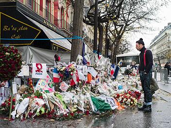 Diese Bilder sind vielen Menschen in Erinnerung geblieben: Am 13. November erschütterten terroristische Anschläge Paris. Foto: dpa/ Yoan Valat