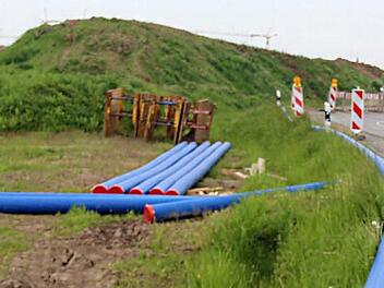 Die Rohre, die verlegt werden sollen, liegen schon bereit. Foto: Johanna Blum