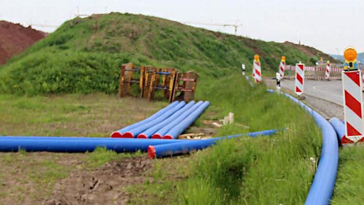 Die Rohre, die verlegt werden sollen, liegen schon bereit. Foto: Johanna Blum