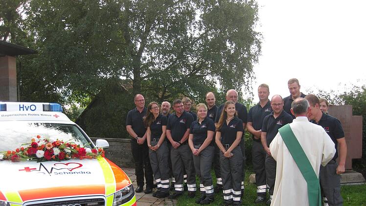 Gottes Segen und die "TÜV-Plakette des Lieben Gottes" - den Heiligen Christopherus - erhielt das Einsatzfahrzeug der Helfer vor Ort Schönderling am Sonntag. Foto: Beatrix Lieb