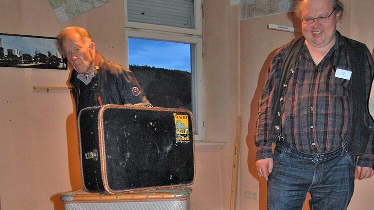Zeichnungen, Gemälde und ungewöhnliche Installationen beleben 15 Wochen lang den Münnerstädter Bahnhof vom Keller bis zum Dachgeschoss. Sigismund von Dobschütz