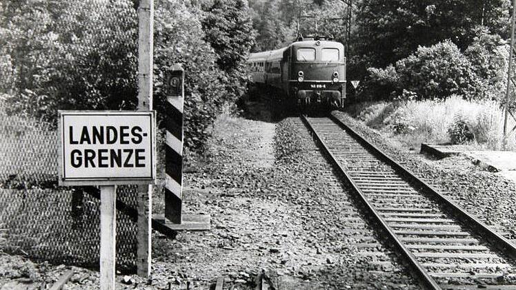 Eine leistungsstarke DB-Elok holt den "Interzonenzug" nach Nürnberg in Probstzella ab. Bei Falkenstein geht's über die innerdeutsche Demarkationslinie.  Fotos: Klaus Oelzner