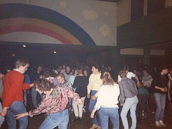 Keine Disko-Glitzerwelt zog die Jugend ins Appollon, sondern eine unkonventionelle Einrichtung, rockige Musik und auch der Gratis-Eintritt. Foto: Jens Ritter