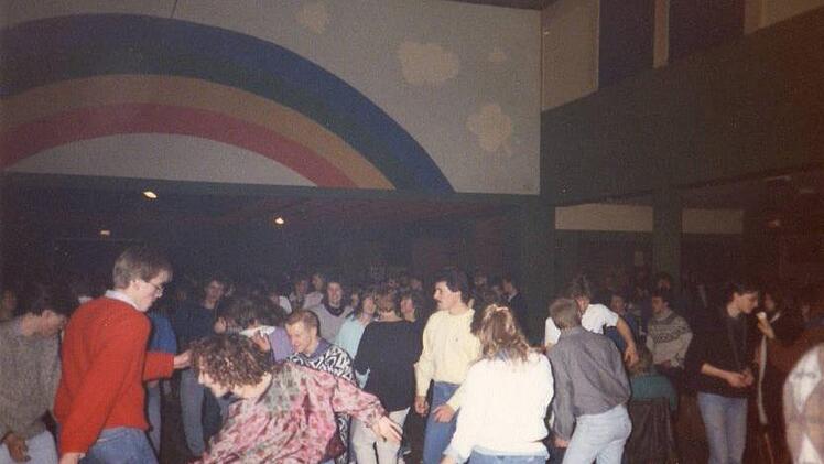 Keine Disko-Glitzerwelt zog die Jugend ins Appollon, sondern eine unkonventionelle Einrichtung, rockige Musik und auch der Gratis-Eintritt. Foto: Jens Ritter