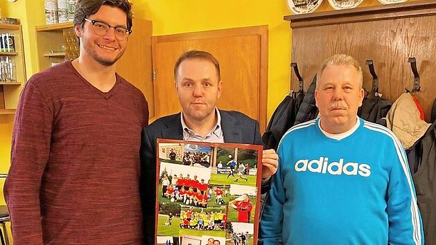 Im Bild der scheidende Vorsitzende Andre Heinz (Mitte) nach seiner Verabschiedung mit dem neuen Vorsitzenden Daniel Vonbrunn (links) und dem nachr&uuml;ckenden Dritten Vorsitzenden Werner Ellner Foto: Roland Dietz