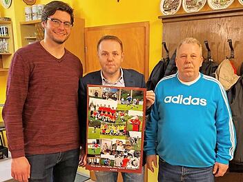 Im Bild der scheidende Vorsitzende Andre Heinz (Mitte) nach seiner Verabschiedung mit dem neuen Vorsitzenden Daniel Vonbrunn (links) und dem nachr&uuml;ckenden Dritten Vorsitzenden Werner Ellner Foto: Roland Dietz