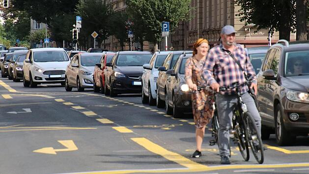Am Sch&ouml;nleinsplatz haben Radler bereits viel mehr Platz bekommen. Tendenziell geht es weiter in diese Richtung.  Foto: Sebastian Schanz
