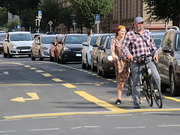 Am Schönleinsplatz haben Radler bereits viel mehr Platz bekommen. Tendenziell geht es weiter in diese Richtung.  Foto: Sebastian Schanz